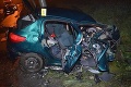 Pri zrážke dvoch osobných áut sa zranili piati ľudia, Dušana († 18) zraneniam podľahla
