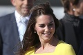 William s Kate pricestovali do Sydney: Kým vojvodkyňa žiarila v žltej, malý George sa stále mračil