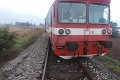 Zrážka vlaku a dodávky: Spolujazdkyňa je ťažko zranená!