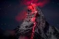 150 rokov od prvovýstupu si Švajčiari pripomenuli unikátnym fotením: Matterhorn vysvietili ako korzo