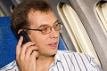 Koniec jedného z najznámejších zákazov: Počas letu si už netreba vypnúť mobil!