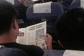 Muž čítal v lietadle noviny, keď zrazu... Toto by dorazilo aj vás!