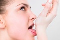 Viete, či vám smrdí z úst? Dýchanie do dlane je zradné, vyskúšajte si rýchly test!