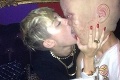 Môže sa Miley Cyrus správať ešte nechutnejšie?! Speváčka venovala vášnivý bozk tomuto monštru!