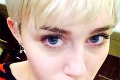 Môže sa Miley Cyrus správať ešte nechutnejšie?! Speváčka venovala vášnivý bozk tomuto monštru!