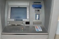 Dvoch Bulharov obvinili z namontovania čítačky platobných kariet na bankomat