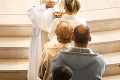 Vo Vatikáne to vrie: Duchovných rozhádali oplátky v kostole!