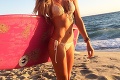 Sexi surferka robí svojmu obľúbenému športu dobrú reklamu: Zadoček roztiahla na maximum!