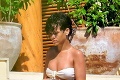 ŠOK: Rihanna si pokojne sedí, keď tu zrazu... Pohľad, ktorý by vyrazil dych aj vám!