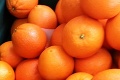 Po mužovi začali hádzať pomaranče: Škriepka sa skončila tragicky!