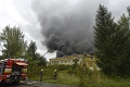 Dubnicu nad Váhom zamoril hustý čierny dym: Hasiči zápolili s rozsiahlym požiarom