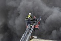 Dubnicu nad Váhom zamoril hustý čierny dym: Hasiči zápolili s rozsiahlym požiarom