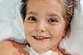 Prvá plastická operácia dievčatka po nehode s domiešavačom: Simonka už má na nožičke novú kožu