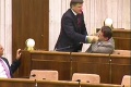 Útok poslanca Hlinu na Smeráka Martvoňa: Chytil ho pod krk a roztrhol mu oblek!