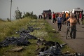 Zostrelený boeing MH 17: Na mieste nehody sa nachádza do 80 tiel obetí, Rusov podozrievajú z marenia vyšetrovania