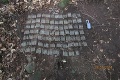 Našli 25 granátov a vyše 400 nábojov, kto si ich skryl v lese?