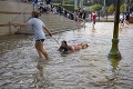 Slávny Sunset Boulevard v Los Angeles zaplavilo: Voda striekala do výšky 10 metrov!