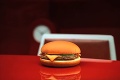 Viete, čo zostane z cheesburgera v žalúdku? Pri TOMTO pohľade si budúcu objednávku rozmyslíte!