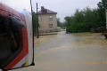 Okolie Bánoviec nad Bebravou sa spamätáva z ničivej búrky: Platí 3. povodňový stupeň