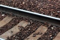 Žena vošla pod vlak: Zraneniam podľahla