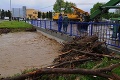 Kežmarok zasiahli povodne: Ťažké mechanizmy odpratávajú zosunutú pôdu, naďalej platí výstraha!