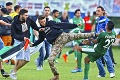 Priateľský zápas v Rakúsku narušili výtržníci s vlajkou Palestíny: Bez hanby dokopali hráčov izraelského tímu