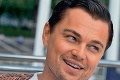 DiCaprio vystrájal s polonahou frajerkou: Dokonalé telo modelky vs. pivné bruško herca!