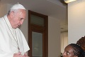 Sudánka zostala kresťankou aj napriek hrozbe smrti: Teraz sa stretla s pápežom