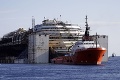 Vrak lode Costa Concordia sa vydal do prístavu: Rozobratie do šrotu potrvá dva roky