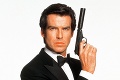 Plážová rozcvička Piercea Brosnana: James Bond je stále vo forme!