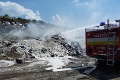 Neďaleko Bratislavy horela skládka nebezpečného odpadu, zasahovalo 23 hasičov