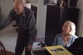 Toto VIDEO vás chytí za srdce: Žena hrá na klavíri, manžel (91) strúha neskutočné pózy