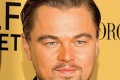 DiCaprio vystrájal s polonahou frajerkou: Dokonalé telo modelky vs. pivné bruško herca!