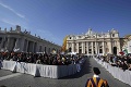 Dojímavá pápežova rozlúčka s veriacimi: Dieťatko vzal do rúk a bozkal na čelo!