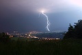 Dajte si pozor na blesky! Slovensku hrozia búrky s krúpami