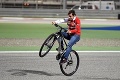 Fernando Alonso napodobňuje Petra Sagana: Zapáčilo sa mu bicyklovanie?