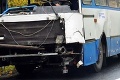 V Česku sa zrazili autobus a kamión, cestu v smere na Slovensko museli uzavrieť