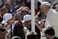 Veselo naladený pápež: V papamobile previezol dve deti, žartoval na účet monsignora