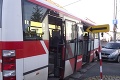 Vážna nehoda v bratislavskej Rači: Autobus pritlačil auto k domu! Dvaja ľudia sú zranení