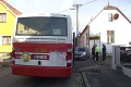 Vážna nehoda v bratislavskej Rači: Autobus pritlačil auto k domu! Dvaja ľudia sú zranení