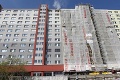 Hrôza v Petržalke: Požiar v byte, z 12. poschodia spadol človek!