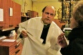 Svätá omša s nečakaným koncom: Prívrženci odvolaného arcibiskupa Bezáka napadli kňaza!