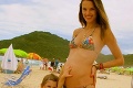 Tehotná kráska Alessandra Ambrosio ukázala rastúce bruško