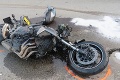 Mladý motorkár havaroval, spolujazdkyňa bojuje v nemocnici o život