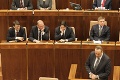 Premiér čelí odvolávaniu: Matovič s Viskupičom vytiahli na Fica transparent