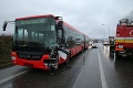 Nešťastné ráno v Bratislave: Dve zrážky autobusov s osobnými autami