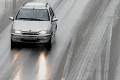 Vodiči, jazdite maximálne opatrne: Na vlhkých cestách sa môže vytvárať námraza až poľadovica