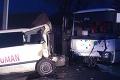 Autobus narazil do stojaceho mikrobusu: Jeden mŕtvy († 60), 10 zranených