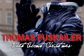 Thomas Puskailer predstavuje vianočný klip: S kým sa bozkával na Karlovom moste?