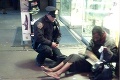 Senzácia z facebooku: Policajt daroval bezdomovcovi topánky